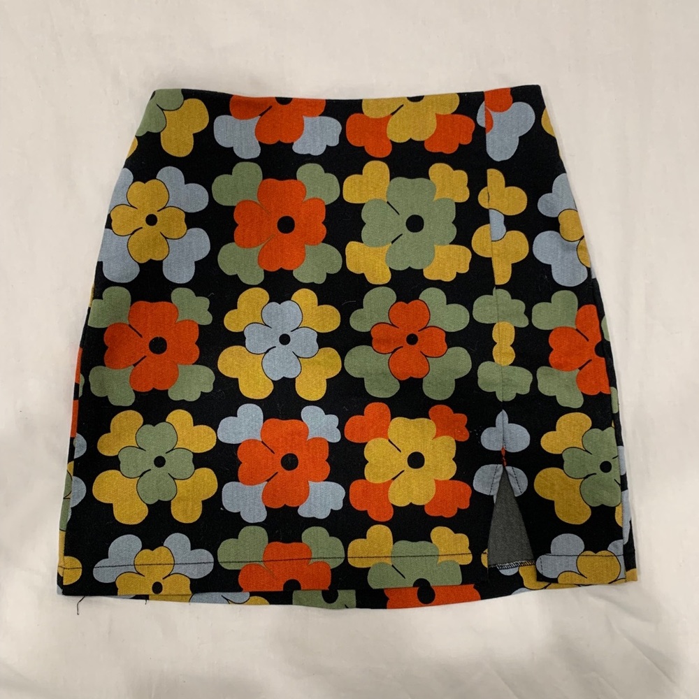 URBAN OUTFITTERS MINI SKIRT.